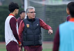 津媒：中国男足是否会补招新人，还要看教练组的讨论结果而定