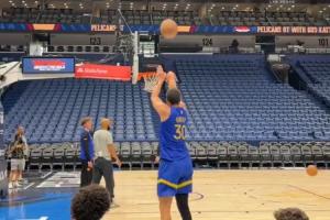 😋神一般的手感！库里1分20秒底角三分一个不丢 一起欣赏