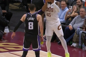 看挺细！米切尔造三分犯规 裁判回放发现其踩三罚取消