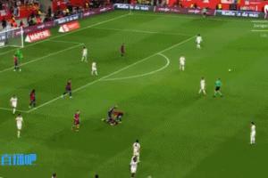 不是冰袋❄俯视角看吕迪格扔杂物，绷带横跨半个球场砸到裁判脚边