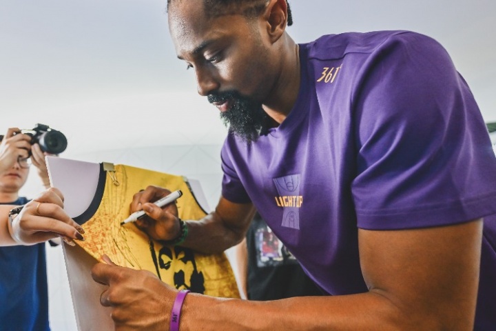 来直播吧看我吧！丁威迪和吧友们打招呼了！留言互动赢定制球衣！