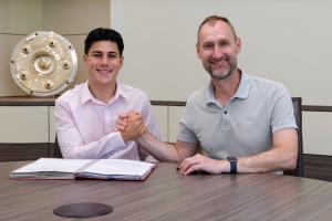 记者：秘鲁足协联系拜仁小将查韦斯，球员有资格效力德国、秘鲁