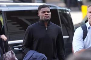 托马斯抵达法院，即将针对五项强奸罪、一项性侵罪指控首次出庭