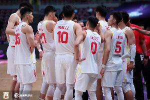 媒体人：中国男篮一大四小三后卫的配置在8分钟里 进攻篮板率是0%