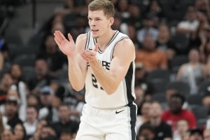 Shams：马刺与前锋莱利-米尼克斯续签一份双向合同