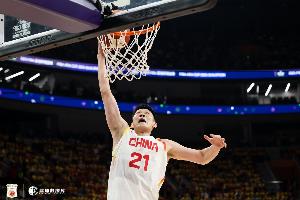 依旧稳定！胡金秋先发出战首节3投全中拿到6分 另有6个篮板