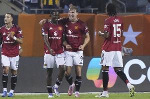 记者：AC米兰坚持以租借方式引进霍伊伦，并附带买断选项