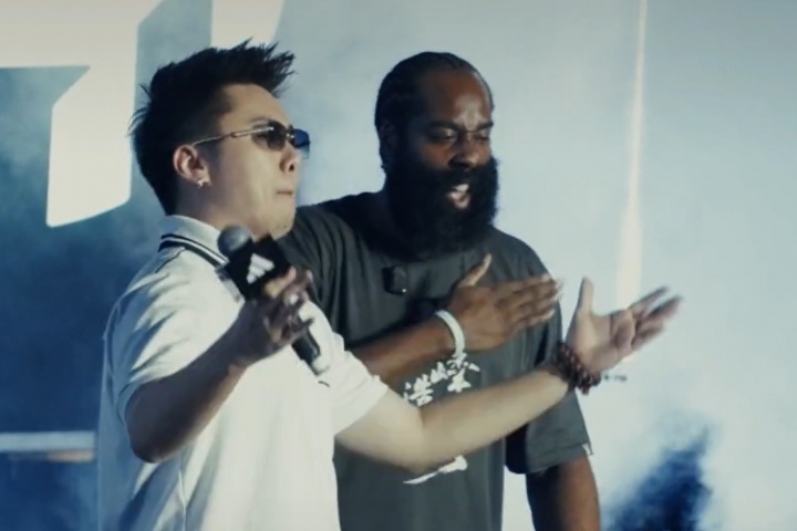 好起来了💰揽佬跟哈登同台表演 共同演唱《大展鸿图》