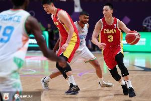 中国队使用更多人员轮换让主力适当休息 希望胡明轩保持进攻状态