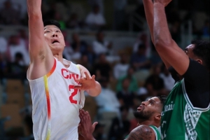 稳如磐石！胡金秋上半场5投全中砍11分6篮板 罚球1中1