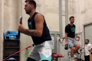 斯洛文尼亚篮协官媒晒视频：东契奇正在健身房刻苦训练💪