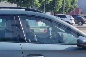 每体：巴萨主席拉波尔塔抵达甘伯体育城，将为伊尼戈送行