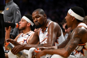 媒体人：太阳为布克换来风雪哥这惊天大礼 4中锋像被上季整PTSD了