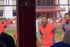 记者：拜仁今日进行了公开训练课，穆勒仍在随球队训练