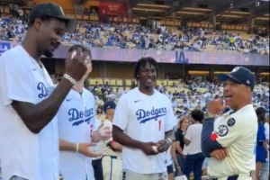 支持同城球队！艾顿、拉拉维亚、蒂耶罗身穿道奇球衣 参加活动