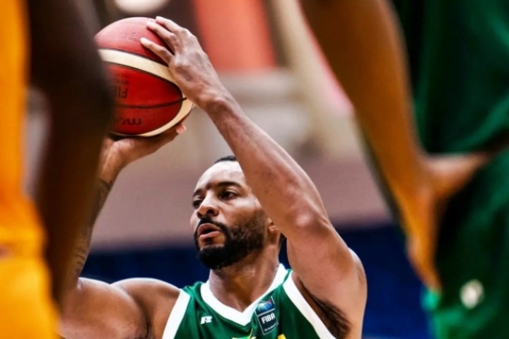 真猛~鲍科比背靠背仅歇1分多钟狂砍34分&16罚11中 牙买加取两连胜