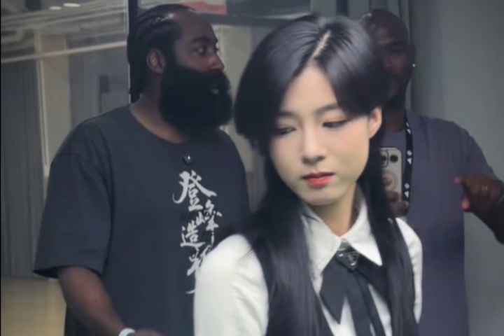 养眼！哈登大战美女台球手王思诺 后者还获赠亲签球鞋