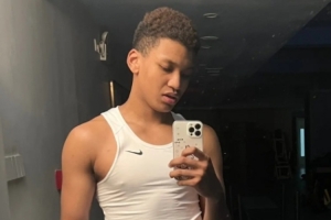 媒体人：冯傲进攻端定位还比较模糊 但防守的天赋和习惯是真的好