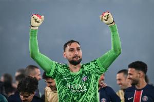 队报：多纳鲁马仍跟巴黎训练，曼联退出竞争&他更接近加盟曼城