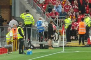 正义执行！球迷拍到种族歧视塞梅诺的轮椅球迷，被警察当众驱逐