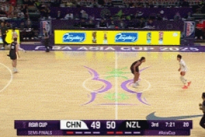 稳住！赵睿突破小后仰杀下两分 胡金秋随后强攻2+1