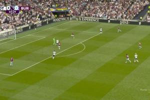 英超新规首次触发！伯恩利门将持球超过8秒，送给热刺角球