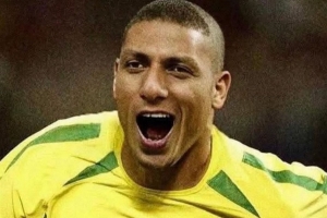 今日趣图：什么！赖因德斯才5500万？把1500万浮动给米兰老铁送去