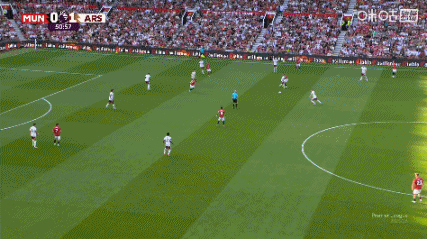 哎我球呢？约克雷斯内切，结果球扣到了自己身后