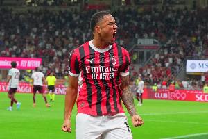 记者：米兰为奥卡福要价2000万欧，利兹联准备以1700万欧达成交易