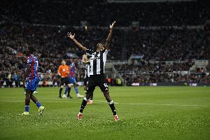 记者：即使面临巨大压力，纽卡今夏坚决抵制任何签下伊萨克的企图