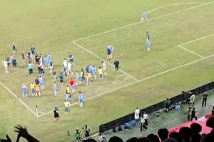 什么情况？蓉城vs河南队赛后球迷看台投掷水瓶，河南队人员被砸中