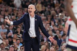 冲击三连冠失败！康大主帅谈拒绝湖人offer：父亲曾建议我接受