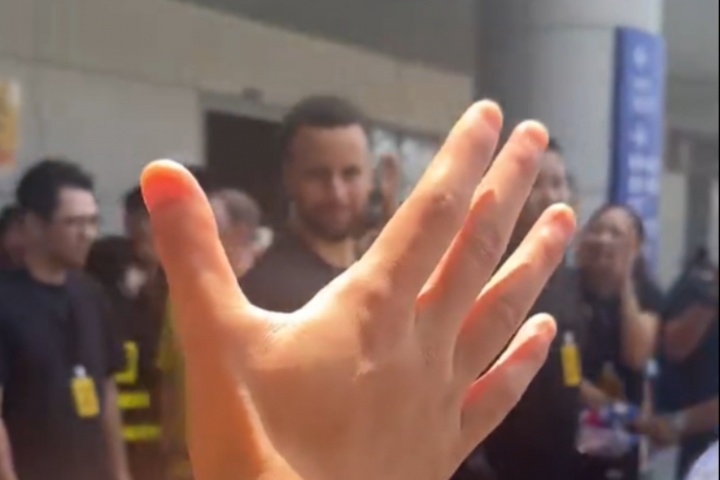 😂纯搞子！有球迷对库里喊“詹姆斯！詹姆斯！握个手詹姆斯！”