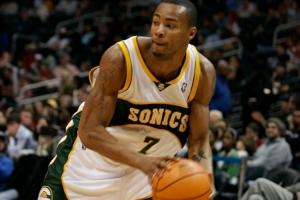 13年冠军成员！Scotto：马刺任命拉沙德-刘易斯担任球员发展教练