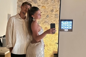 🥰20岁拜仁新援比绍夫官宣恋情，女友是拜仁名宿绍尔17岁的女儿