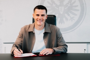 官方：法兰克福签下不莱梅门将泽特尔 据悉转会费500万欧