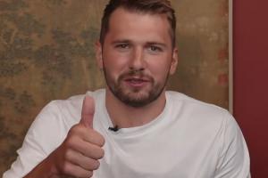 东契奇用中文欢迎杨瀚森加入NBA😉愿意把手机号给杨瀚森加好友