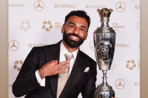 祝贺老队友！阿诺德社媒晒萨拉赫与PFA最佳奖杯合照：历史级