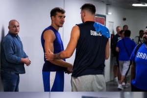 焦点大战！东契奇与博格丹热身赛前拥抱致意互相交流