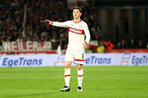 德天空：斯蒂勒转会曼联传闻不实，球员本赛季将留在斯图加特