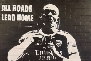 电讯报：埃泽身穿阿森纳球衣的壁画遭到污损，肇事者疑似热刺球迷