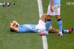 曼城开场21分钟被动换人，艾特-努里因伤下场，阿克替补登场