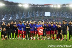 杨一虎迎来代表球队出战的第100场正式比赛 赛前收获百场纪念球衣