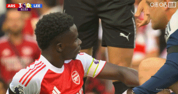 记者：萨卡一瘸一拐地离场，他感到左腿腿筋不适