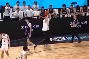 许熙桐把球传给场边的教练陈磊 后者接球怒砸地+做出投篮动作