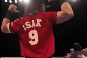 贴脸开大🤣摔角手向纽卡观众展示利物浦球衣，印号是9号伊萨克