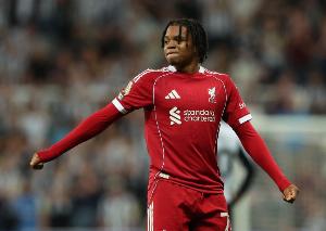 亨利：最欣赏恩古莫哈上场就向前冲的拼劲，现在让他踢主力还早