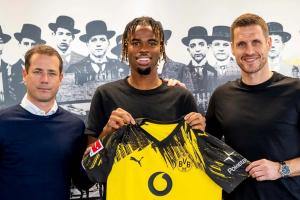 官方：多特签下切尔西中场楚克乌梅卡，转会费2500万欧+浮动+转售