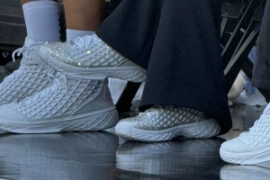 瓦妮莎上脚Kobe 3 Protro“钻石PE” 镶嵌着5575颗施华洛世奇水晶