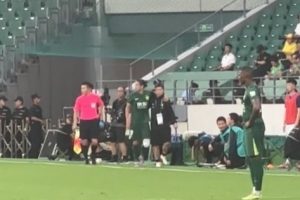 张玉宁受伤是射门前掰了一下，队医确认：小问题